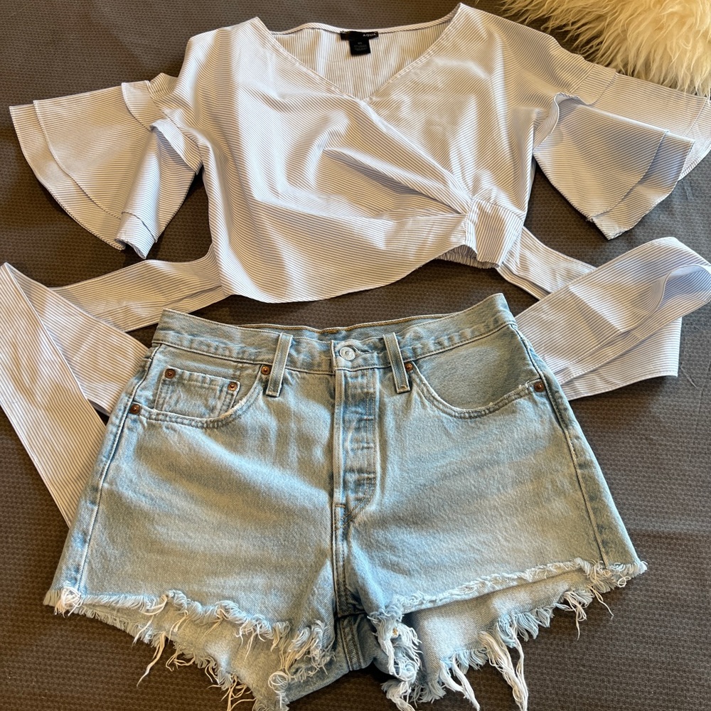 Levi’s Shorts Women with a super cute AQUA cotton’s top.